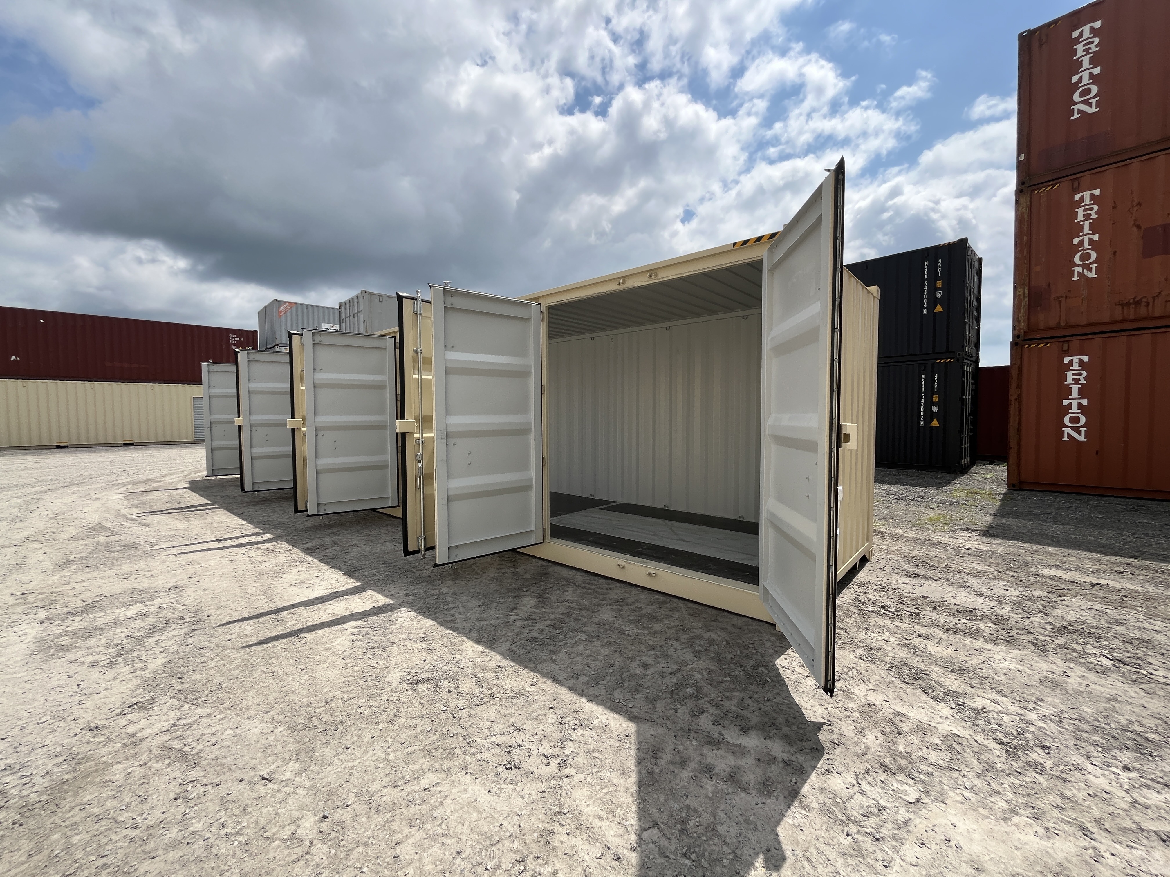 Storage containers: Side-door container versus Roll Box